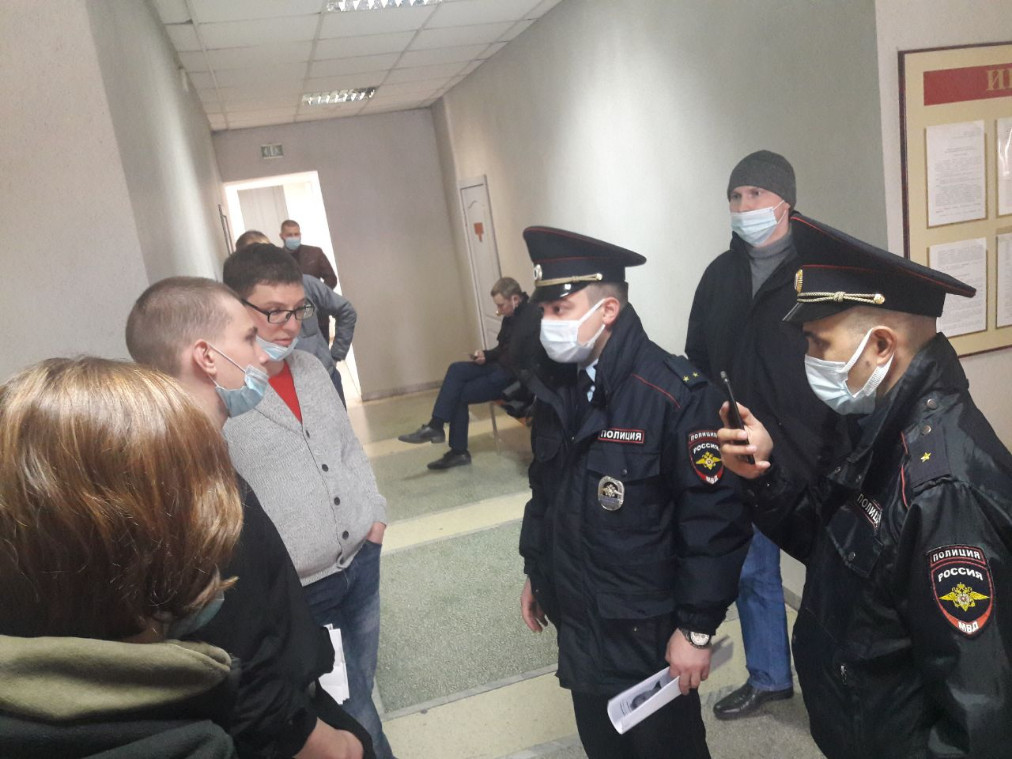 Домашний арест в москве. 5 канал арест арашукова. Профессиональная преступность. Нацболов задержали в челябинске. Задержание подозреваемого.