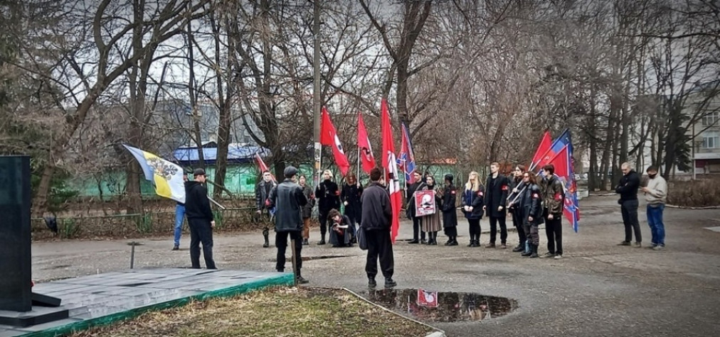 Тяжелые ботинки стучат
